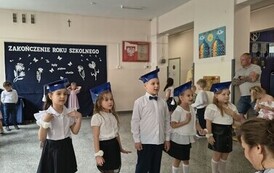 Dzieci 6 - letnie recytują swoje wiersze stojąc w rzędzie przed grupą.jpeg