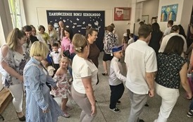 Rodzice z dziećmi tańczą wsp&oacute;łnie taniec Belgijka.jpeg