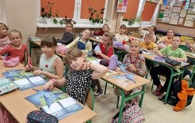 Grupa uczni&oacute;w przygotowuje maski superbohater&oacute;w