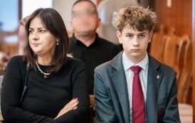 Aleks z mamą podczas uroczystości. zdjęcie modyfikowane