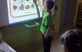 dziecko przy tablicy interaktywnej porusza kursorem we skazanym kierunku