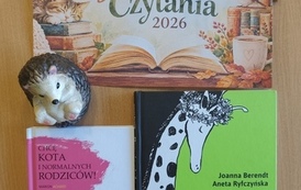 Plakat z napisem &bdquo;Og&oacute;lnopolski Dzień Głośnego Czytania 2026&rdquo; oraz książkami i jesiennymi motywami. Obok plakatu znajdują się dwie książki &bdquo;Chcę kota i normalnych rodzic&oacute;w!&rdquo; oraz &bdquo;Przyjaciele żyrafy. Bajki o empatii&rdquo;.