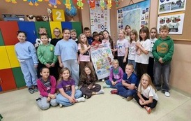 Uczniowie prezentują wykonane przez siebie plakaty i prace dotyczące życzliwości, szacunku i przeciwdziałania przemocy