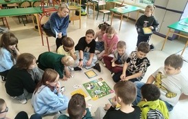 uczniowie grają w grę planszową Psie Troski