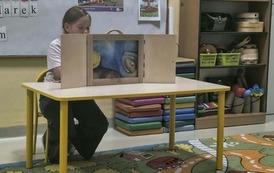 Uczennica klasy 3a prezentuje opowiadanie &bdquo;Jak Leon polubił siebie
