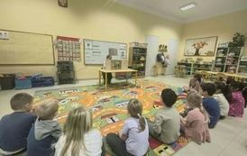 Zdjęcie przedstawia grupę przedszkolna słuchająca opowiadania