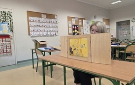 Pani Ola prezentuje teatrzyk klasie 2b