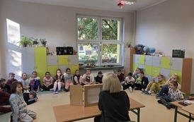 Klasa 2b słucha teatrzyku kamishibai