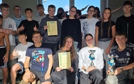 Grupa młodzieży z dyplomami i pucharami
