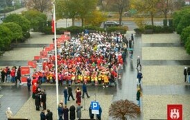 Uczniowie, dzieci z przedszkoli  i młodzież z innych szk&oacute;ł tworząca ŻYWĄ FLAGĘ