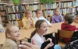 Dzieci słuchają opowiadania o słoniu Edgarze