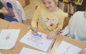 Dzieci wykonują pracę plastyczną