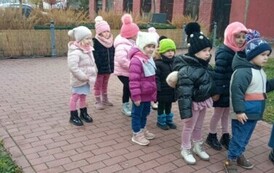 Grupa dzieci przedszkolnych przed kine w Starym Młynie