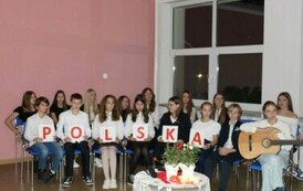 Pani Dyrektor i uczniowie biorący udział w przedstawieniu