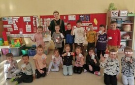 Grupa dzieci "Wiewi&oacute;reczki" prezentuje swoje prace