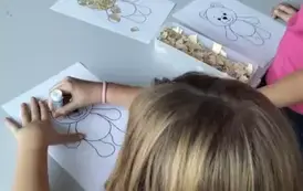 Dzieci wyklejają misia