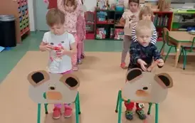 zabawy dzieci z misiem