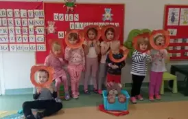 dzieci przy tablicy