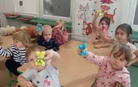 dzieci przy stoliku