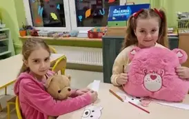 Dzieci kolorują misiowe opaski na głowę