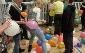 grupa rodzic&oacute;w dekoruje balonami salę gimnastyczną