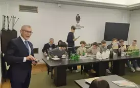 wycieczka do Warszawy w sali Senatu