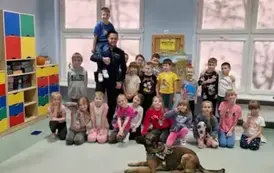 wsp&oacute;lne zdjęcie uczni&oacute;w i funkcjonariuszy Policji