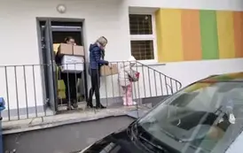 Pakowanie zebranych rzeczy dla potrzebujących.