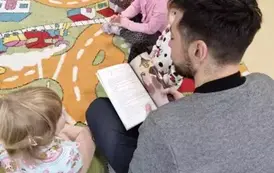 maluszki słuchają opowiadanie