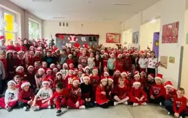 Grupa uczni&oacute;w z Małej 8 w czapkach Mikołaja