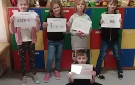Dzieci prezentują swoje prace