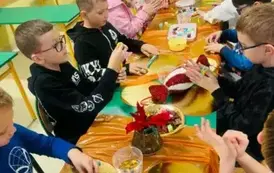 uczniowie klasy 3 a  wykonują lizaki z masy cukrowej według instrukcji osoby prowadzącej warsztaty