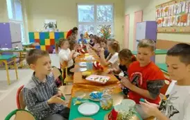 uczniowie klasy 3 b  wykonują lizaki z masy cukrowej według instrukcji osoby prowadzącej warsztaty