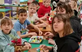 uczniowie klasy 3 c wykonują lizaki z masy cukrowej według instrukcji osoby prowadzącej warsztaty