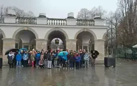 uczniowie klasy 5b i 5c przed Grobem Nieznanego Żołnierza