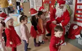 maluszki w kolejce po prezenty