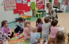 Przedszkolaki podczas głośnego czytania