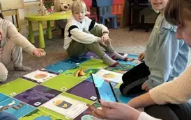 grupa uczni&oacute;w ustala trasę robota edukacyjnego