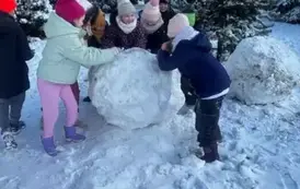 dzieci lepią balwana