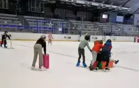 grupa dzieci podczas zabaw na lodowisku 