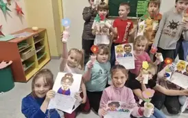 Prezentacja prac dla Babć i Dziadk&oacute;w wykonanych przez uczni&oacute;w z 1b