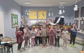 Śpiewanie poznanej piosenki z interpretacją ruchową 
