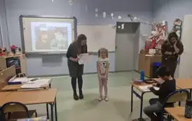 Prezentacja rysunku przez uczennicę 