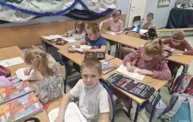 Uczniowie w trakcie wykonywania prac 