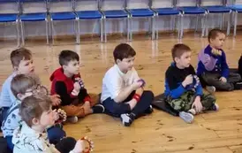 Chłopcy grają  na janczarach