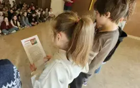 Uczniowie prezentują zasady netykiety w internecie