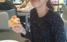 dziewczynka jedząca pizzę