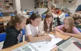 dziewczynki grające w grę ScottieGo!