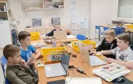 grupa dzieci, kt&oacute;ra zapoznaje się z zestawem klock&oacute;w Lego1