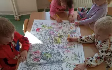 praca przy stoliku
